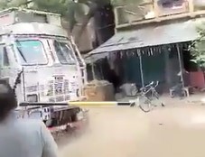 बिहार में पशु तस्करों ने फिल्मी स्टाईल में तोड़ा पुलिस का बैरियर, देखें वीडियो
