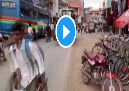 Video: मध्यप्रदेश में जेसीबी से पहुंचाया अस्पताल, वीडियो हो रहा वायरल