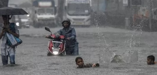 UP Weather Update: राजधानी समेत इन जगहों पर होगी मुसलाधार बारिश, बाढ़ आने की आशंका