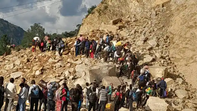 Uttarakhand News : आफत की बारिश , Video में देखें कैसे हाईवे पर भरभराकर गिरा पहाड़