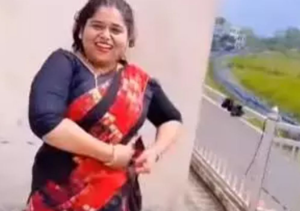 VIRAL VIDEO : छत पर चढ़ कर महिला ने किया बिंदास डांस, देख आप भी थिरकने को होंगे मजबूर