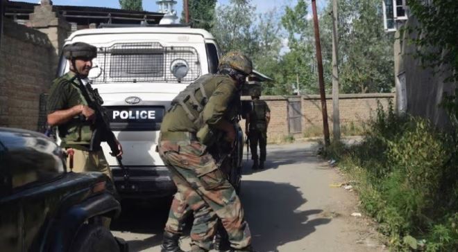 Jammu and Kashmir News: अनंतनाग में पुलिस और आतंकियों के बीच मुठभेड़, दो दहशतगर्दों को किया ढेर