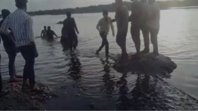 Unnao News : गणेश प्रतिमा विसर्जन के दौरान गंगा घाट पर सात लोग डूबे, दो की मौत और दो गंभीर