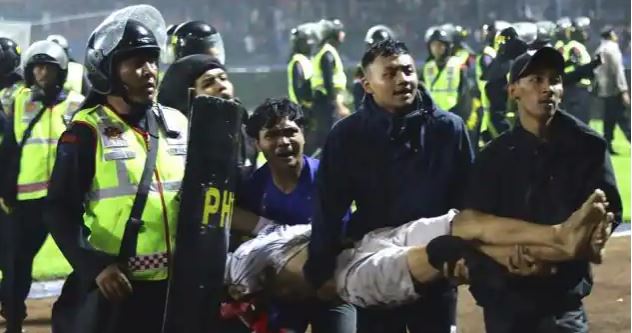 इंडोनेशिया: फुटबॉल मैच में हुई हिंसा की तस्वीरें देखकर कांप उठेगी रूह, हर तरफ बिछी थीं लाश