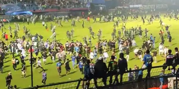 इंडोनेशिया में फुटबॉल मैच के बाद स्टेडियम में भड़की हिंसा, 127 की मौत 100 से ज्यादा घायल