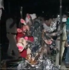 भदोही जिले में दुर्गा पूजा पंडाल में आग लगने से 64 झुलसे, जबकि 4 की मौत