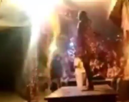 हनुमान का किरदार निभा रहे एक बुजुर्ग की मंचन के दौरान हार्ट अटैक से मौत, देखें वीडियो