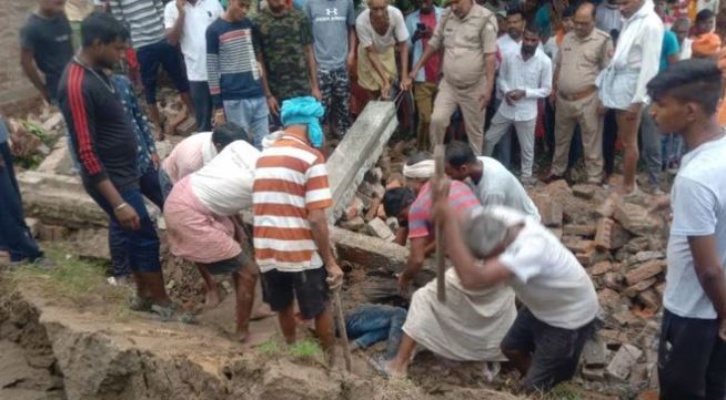 UP News: नींव से ईंट निकालते समय​ गिरी दीवार, मलवे में दबकर चार मजदूरों की मौत