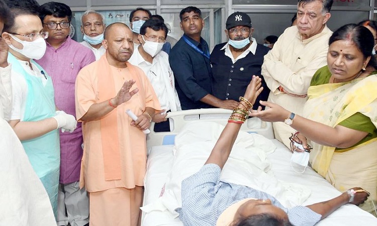 कानपुर पहुंचे सीएम योगी ने पीड़ितों के परिवार से की मुलाकात, घायलों से भी मिले