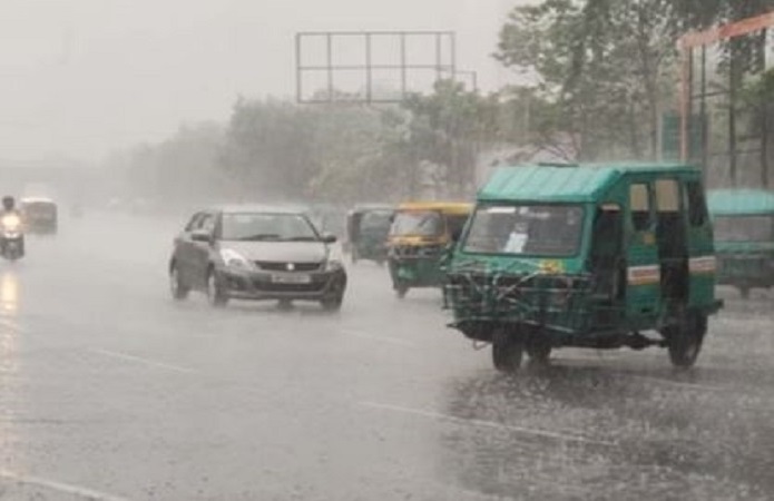 Lucknow Weather News: लखनऊ में सुबह से हो रही बारिश से सड़के हुईं जलमग्न, 51 जिलों में अलर्ट