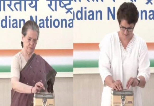 Congress President Election : कांग्रेस अध्यक्ष पद के लिए मतदान जारी, सोनिया और प्रियंका गांधी ने डाला वोट