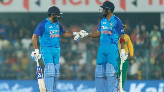 India and South Africa: मैदान में सांप आने से थोड़ी देर रूका मैच, तूफानी बल्लेबाजी कर पवेलियन लौटे रोहित शर्मा