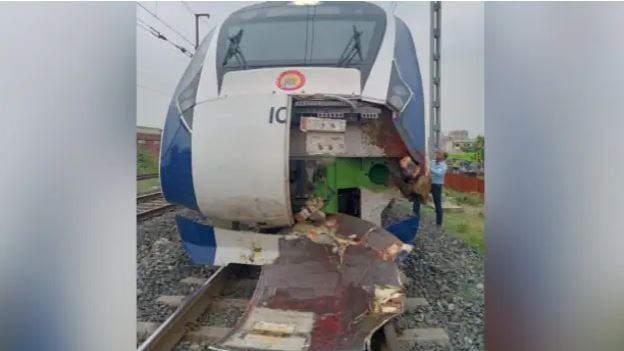 वंदे भारत ट्रेन भैसों के झुंड से टकराई, इंजन का हिस्सा हुआ क्षतिग्रस्त