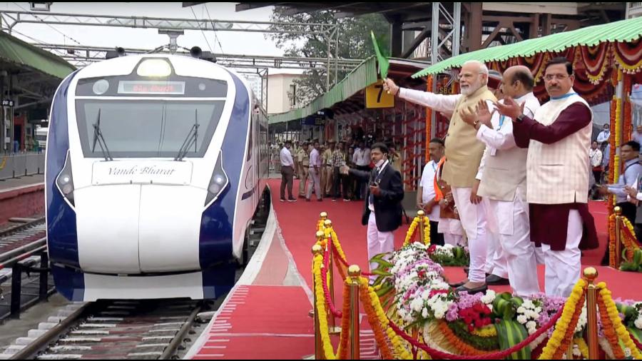 प्रधानमंत्री नरेन्द्र मोदी ने बेंगलुरु में पांचवी वंदे भारत ट्रेन को दिखाई हरि झंडी