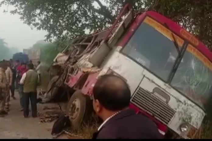 Bahraich Road Accident : बहराइच में ट्रक ने रोडवेज बस को मारी टक्कर, छह की मौत और 15 घायल