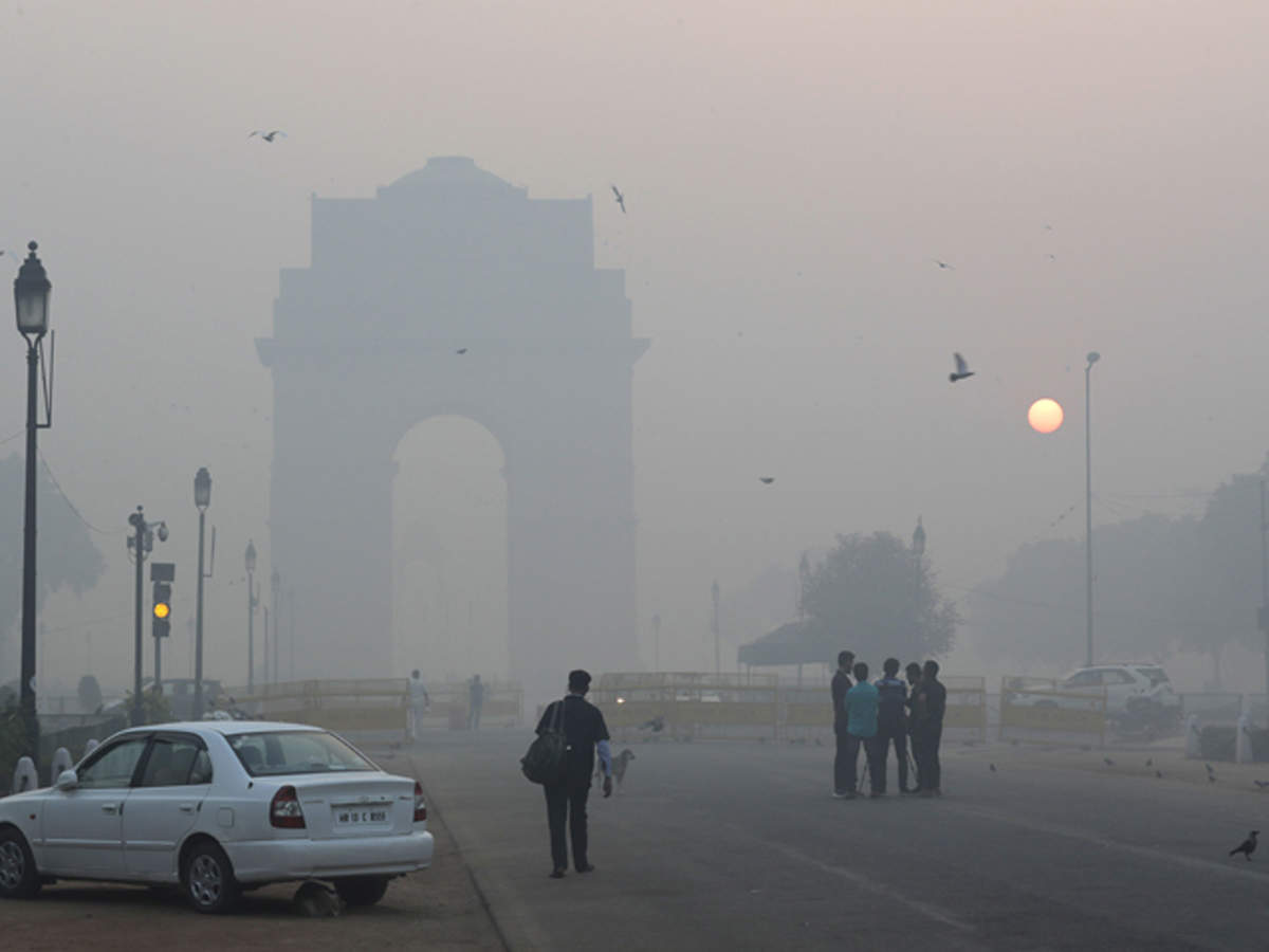 दिल्ली ​की एयर क्वालिटी गंभीर श्रेणी में पहुंची, दृश्यता स्तर कम रहा और धुएं की परत छाई रही