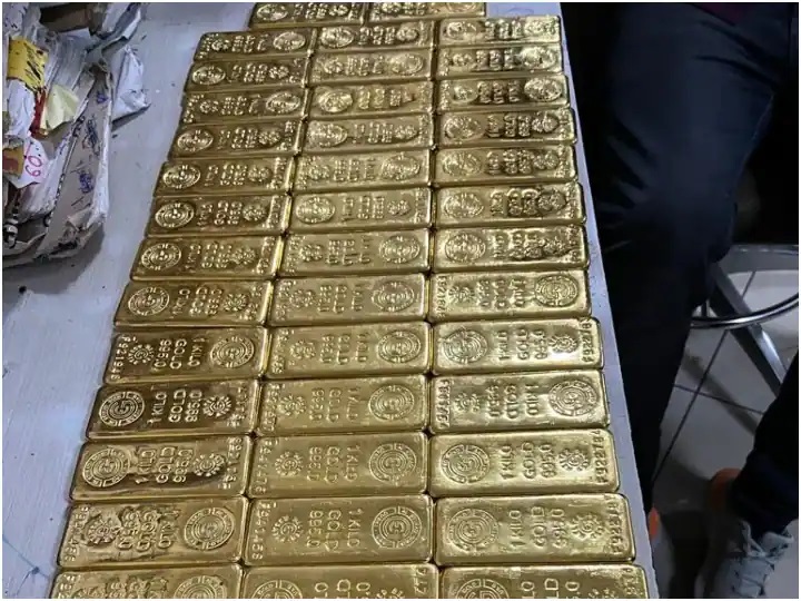 Gold Smuggling : मुंबई एयरपोर्ट पर 7 लोग 61 किलो सोना के साथ गिरफ्तार, कीमत 32 करोड़
