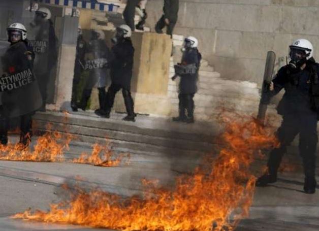 Greece Protest : महंगाई से परेशान ग्रीस की जनता ने किया संसद के बाहर प्रोटेस्ट, लोगों में भारी आक्रोश