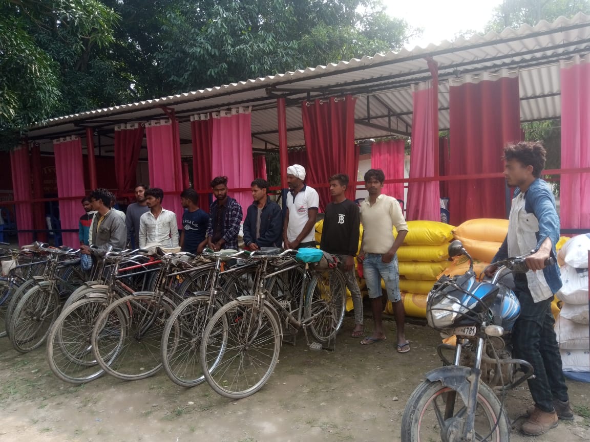 नौतनवा:50 बोरी उर्वरक के साथ 13 गिरफ्तार,दो बाइक और दस साइकिल बरामद