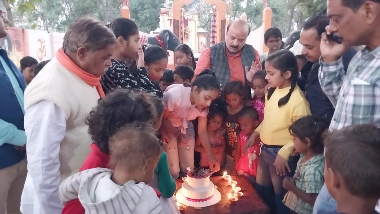 महराजगंज:भाजपा नेता किशोर मद्देशिया ने अपनी बेटी का जन्मदिन कुछ इस अंदाज में मनाया