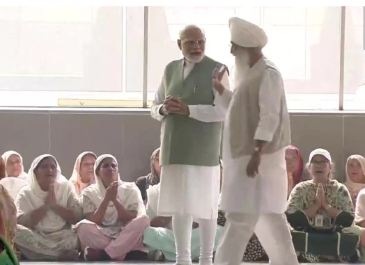 प्रधानमंत्री मोदी पहुंचे राधा स्वामी सत्संग ब्यास में, बाबा गुरिंदर सिंह ढिल्लों से की मुलाकात