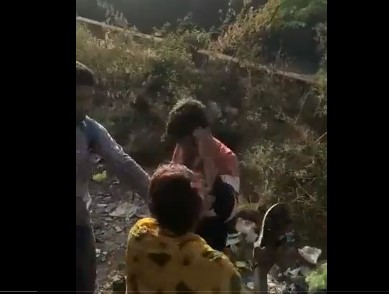 राजस्थान में छेड़खानी करने पर महिला ने बस कंडक्टर और ड्राइवर की कर दी धुनाई, वीडियो वायरल