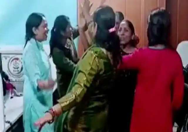VIDEO : पुलिस कंट्रोम रूम में पुलिसिंग की जगह लड़कियों फिल्मी गानों पर ठुमके लगाती दिखी, देहरादून एसएसपी जांच रिपोर्ट तलब की