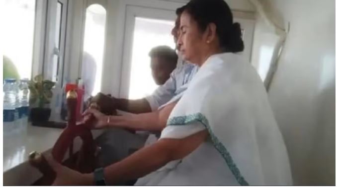 West Bengal : मुख्यमंत्री ममता बनर्जी ने चलाई नाव, उनका ये अंदाज देख चौंके लोग