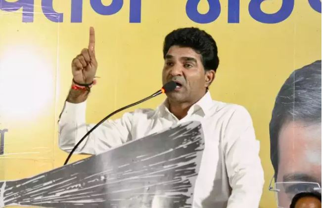 Gujarat Election 2022: जानिए आप के मुख्यमंत्री उम्मीदवार इसुदान गढ़वी कहां से लड़ेंगे चुनाव? केजरीवाल ने किया ऐलान