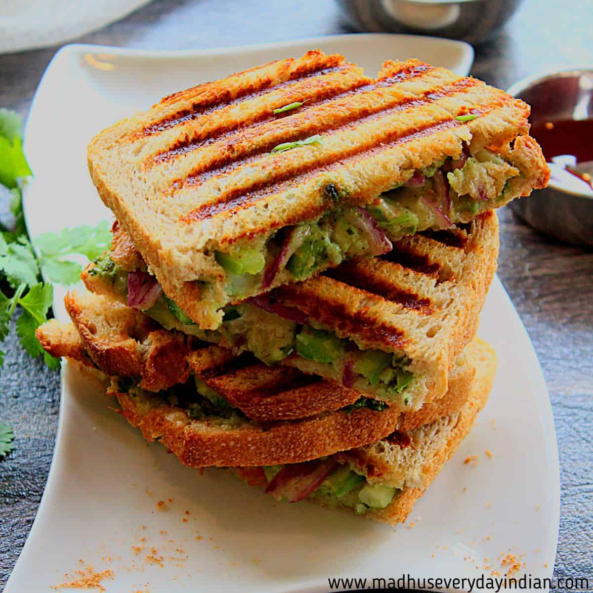 Desi Sandwich Recipe: आलू-प्याज वाला देसी सैंडविच जरूर करें नसते में ट्राई, जाने बनाने की आसन विधि