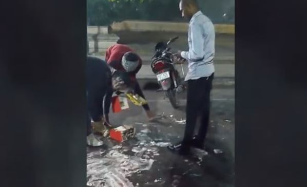 Lucknow News: जन्मदिन मनाकर युवकों ने सड़क पर की गंदगी, इंस्पेक्टर ने इस तरह सिखाया सबक, देखिए वीडियो
