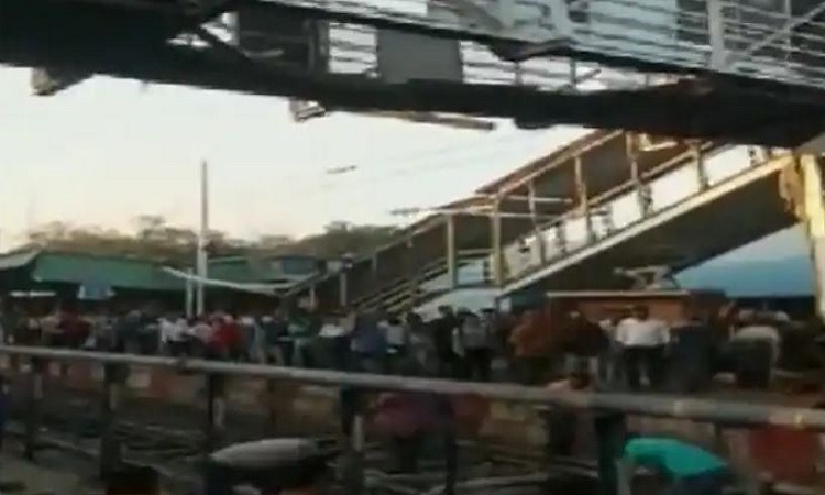 Maharashtra News: फुटओवर ब्रिज का एक हिस्सा ढहा, 60 फीट की ऊंचाई से रेल की पटरी पर गिरे दर्जनभर से ज्यादा लोग