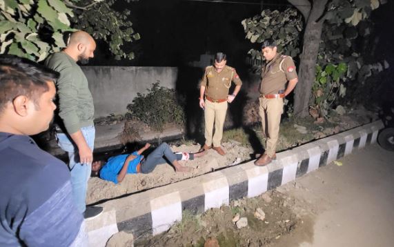 Noida News: नोएडा में हुई दो अलग-अलग मुठभेड़ में पुलिस ने गैंगस्टर और लुटेरे को दबोचा