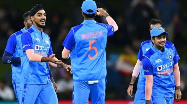 India and New Zealand: भारतीय गेंदबाजों ने की शानदार गेंदबाजी, न्यूजीलैंड की आधी टीम लौटी पवेलियन