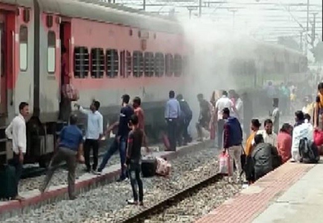 बेंगलुरु-हावड़ा एक्सप्रेस ट्रेन के एक डिब्बे में आग लगने से हड़कंप, बाल-बाल बचे यात्री