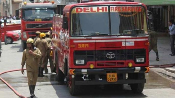 दिल्ली के नरेला में जूते चप्पल बनाने की फैक्ट्री में लगी आग, दो की मौत कई घायल