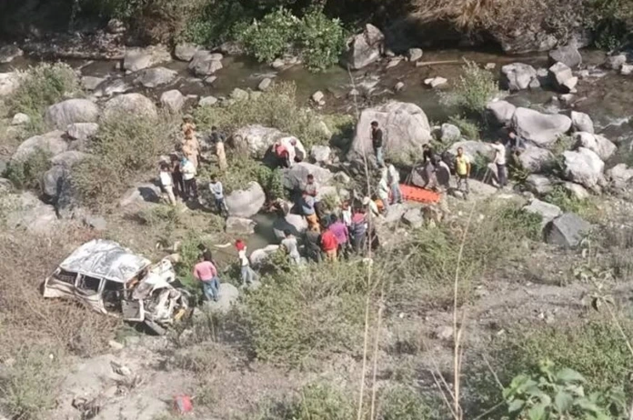उत्तराखंड के चमोली में यात्री वाहन के खाई में गिरने से दो महिलाओं समेत 12 लोगों की मौत