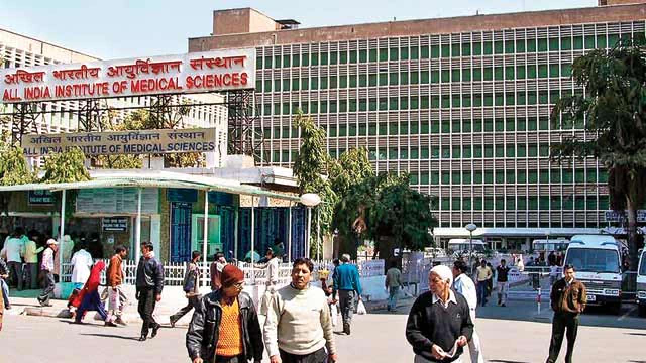 BREAKING -दिल्ली स्थित एम्स अस्पताल में अनिवार्य मास्क, 4 से ज्यादा लोगों के जुटने पर रोक