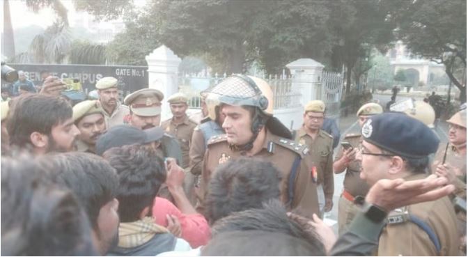 Allahabad University : इलाहाबाद विश्वविद्यालय में सुरक्षा गार्डों से विवाद के बाद फायरिंग व पथराव , कई छात्र घायल