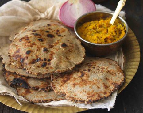 Winter Food Bajra Roti : बाजरा फाइबर का बड़ा स्रोत है, तासीर गरम होती है