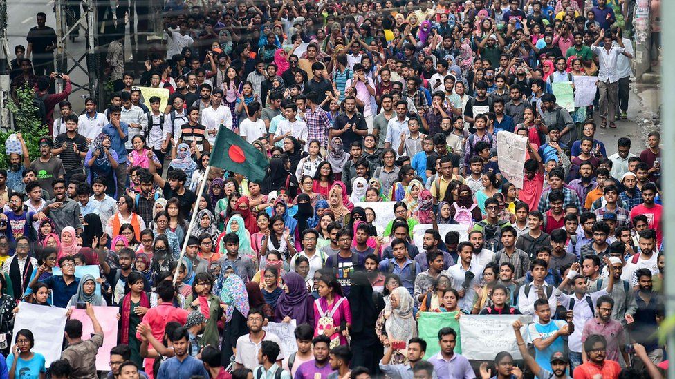 Bangladesh Protests : ढाका में प्रदर्शनकारियों ने प्रधानमंत्री शेख हसीना का मांगा इस्तीफा, सड़कों पर दिखा हुजूम