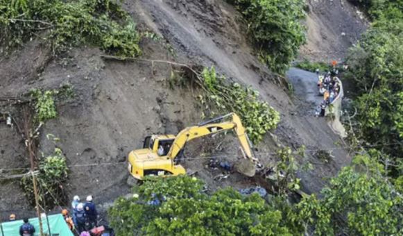Colombia Landslide : कोलंबिया में लैंडस्लाइड मलबे में कई वाहन दबे,  33 की मौत कई घायल