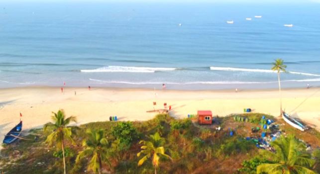 Colva Beach Goa : कोलवा बीच की सफेद रेत पर्यटकों को सम्मोहित करती है, यहां की हवा पर्यटकों को मंत्रमुग्ध कर देती है