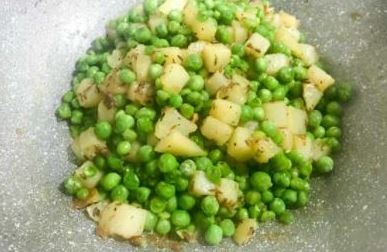 Hari Matar Ki Ghugharee : सर्दियों में खाएं लजीज और पोषक तत्वों से भरपूर हरी मटर की घुघरी , ये देशी व्यंजन है
