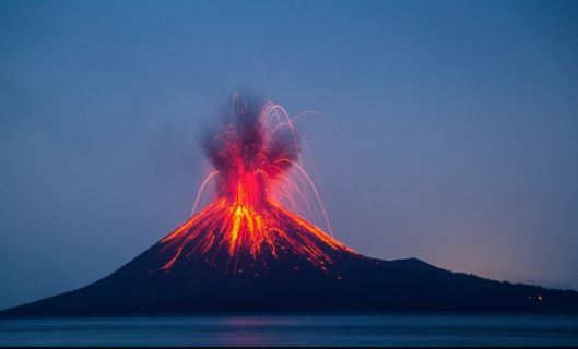 Hawaii Volcano :  फटा दुनिया का सबसे बड़ा ज्वालामुखी , घरों को छोड़ने की दी गई चेतावनी