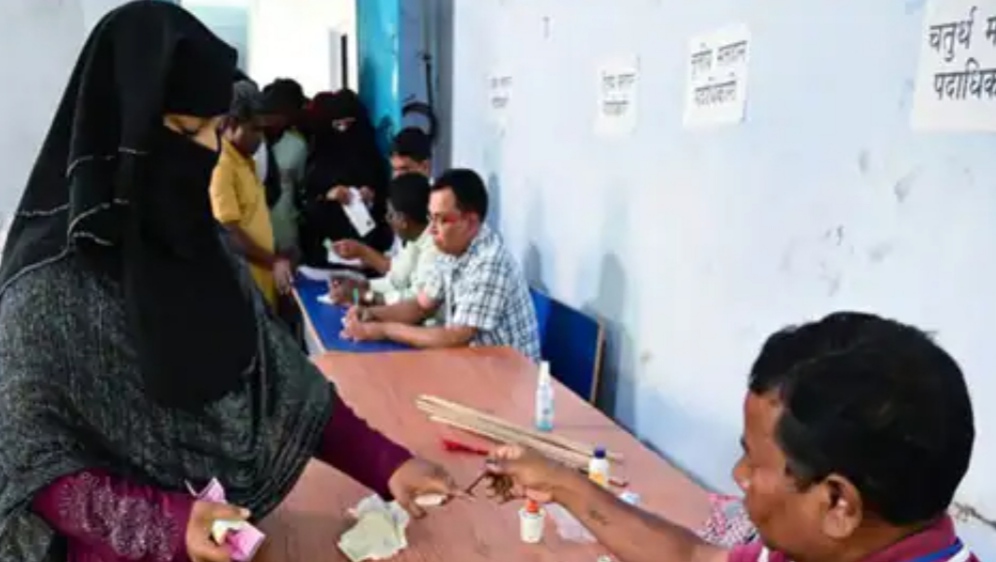 Gujarat Election: गुजरात में आज पहले चरण की वोटिंग,  सुरक्षा के सख्त इंतज़ाम 