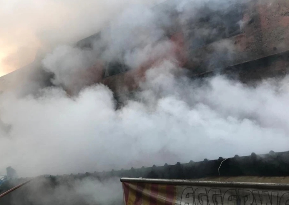 Delhi News: दिल्ली के विकासपुरी इलाके में लगी भीषड आग, दमकल कर्मी आग पर काबू पाने में जुटीं