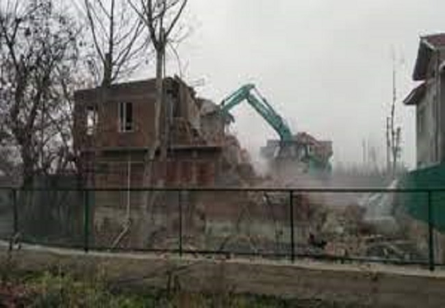 Jammu and Kashmir : आतंकी के घर को प्रशासन ने बुलडोजर चलाकर किया जमीदोंज, सरकारी जमीन पर था बना