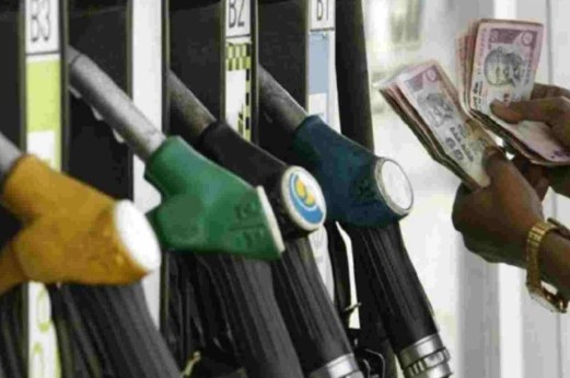 Petrol Diesel Price: अंतर्राष्ट्रीय बाजार में कच्चे तेल की कीमत में गिरावट जारी, जानिए अपने शहर में पेट्रोल-डीजल का ताजा रेट