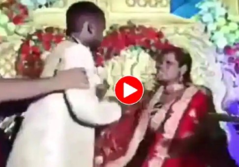 Viral Video: स्टेज पर दूल्हा-दुल्हन में हुई मारपीट, वीडियो देख हर कोई हैरान